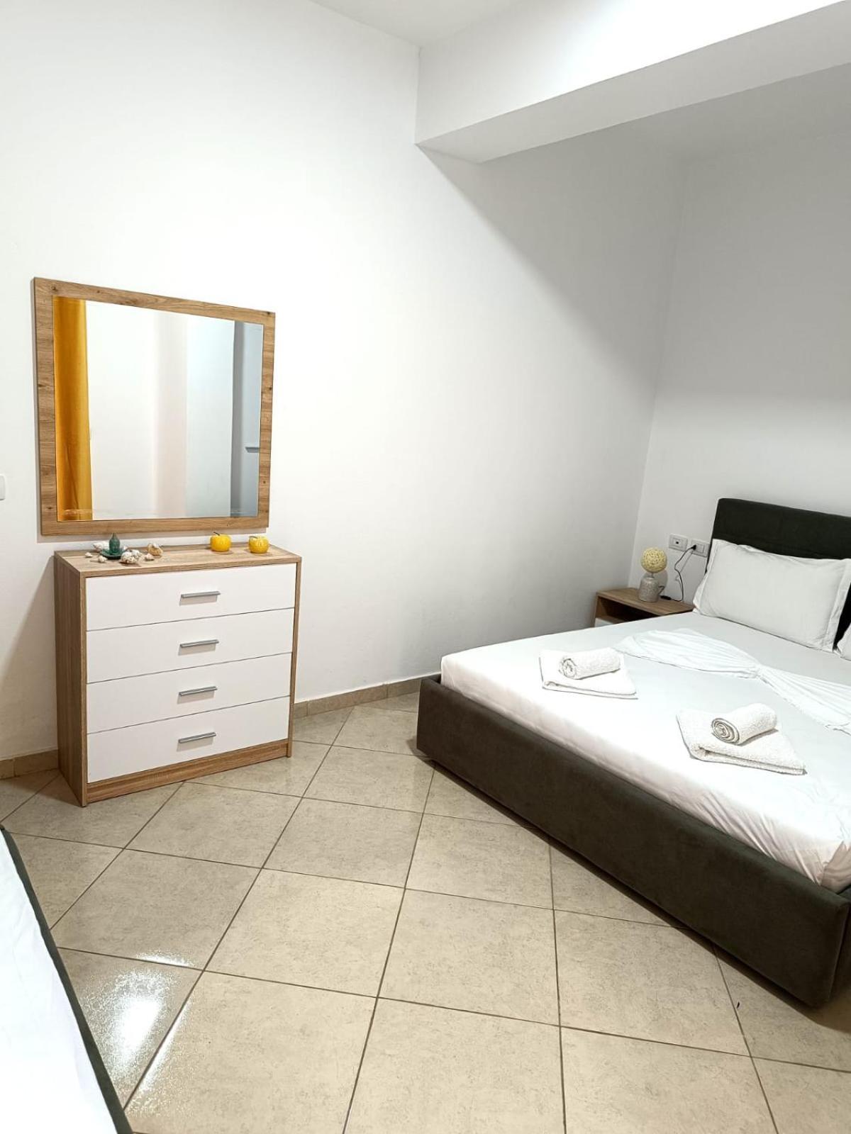 Atlantis Apartments Sarandë Exteriör bild